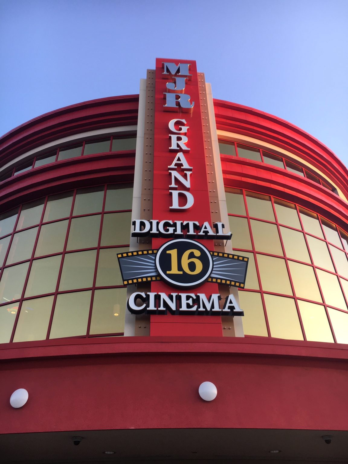 Fandango Signs Deals with Metropolitan Theatres and MJR Digital Cinemas